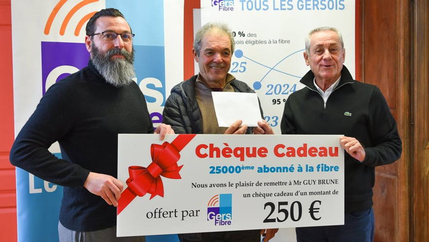 La société Gers Fibre a remis un chèque-cadeau à son 25 000e abonné